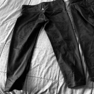 set of 2 Nancy rose performance capris mid rise